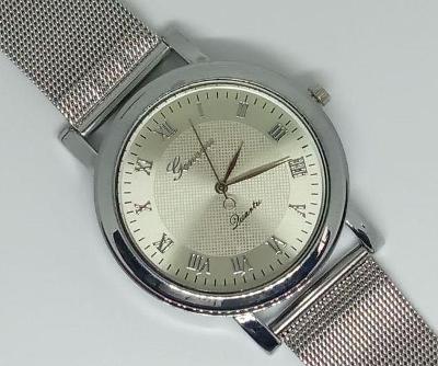 Decentní dámské hodinky ve stříbrné barvě 
