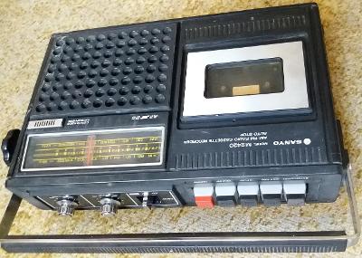Starý Rádio Přijímač Magnetofon SANYO M2420 Tranzistorák