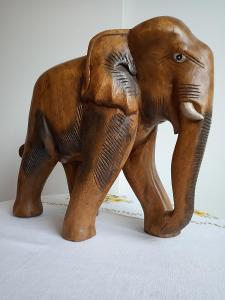 Slon - dřevěná socha