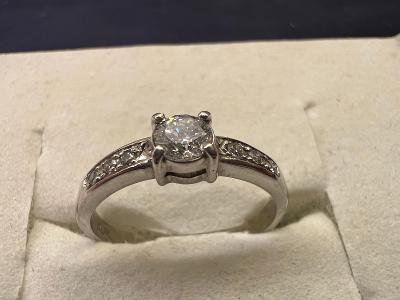 Diamantový prsten - bílé zlato