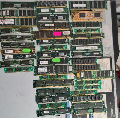 Sbírka 43x starých RAM PC a Server pamětí různých značek a velikostí