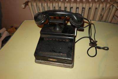 Starý telefon na kličku