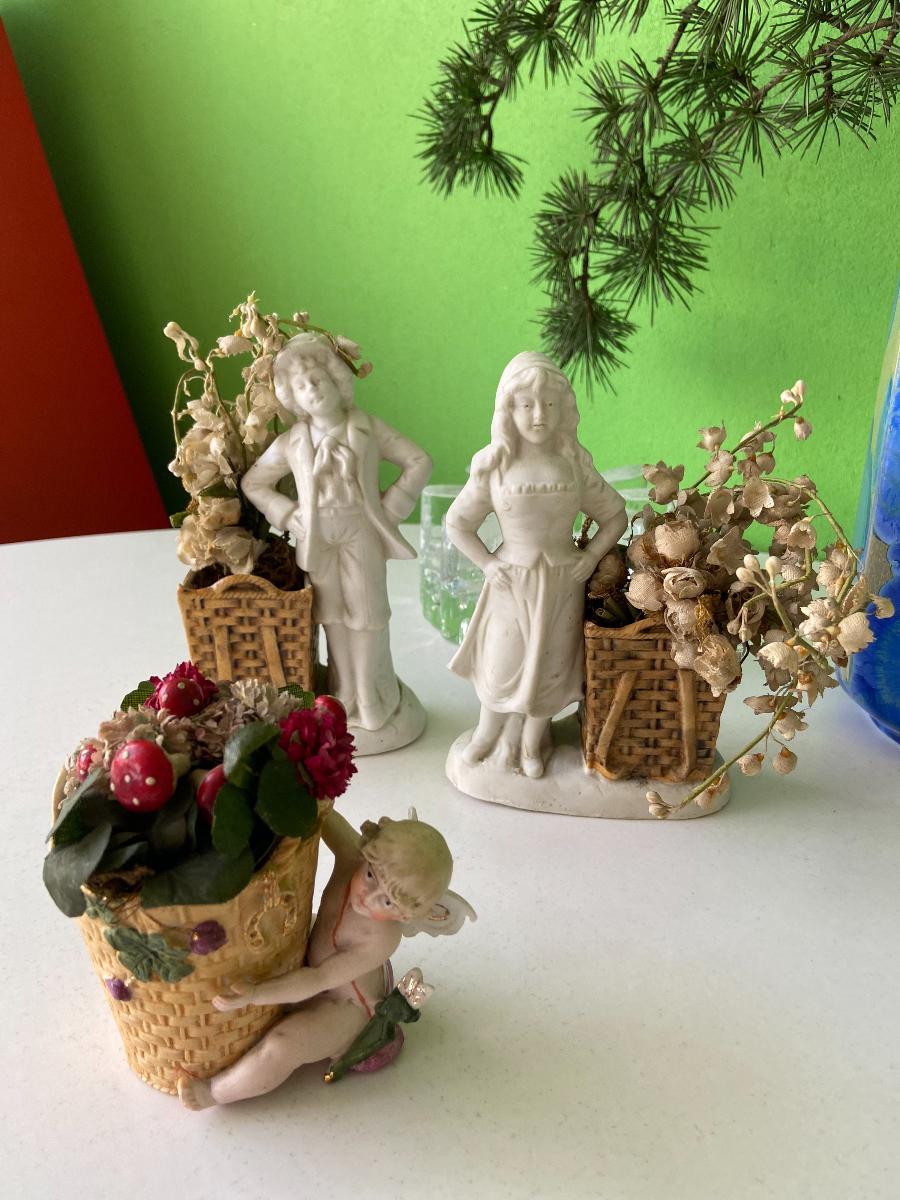 3x staré porcelánové figúrky sošky biskvit - anjel, dievča a chlapec - Starožitnosti a umenie