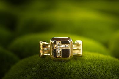 Briliantový zlatý masivní prsten, 8,66g, 9 kusů briliantů