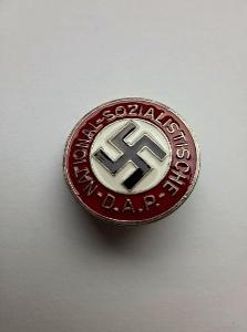 Stranický odznak NSDAP - RZM M1/17 - lakovaná verze