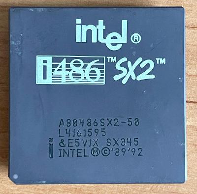 Starý zlacený procesor INTEL 486 SX2 50Mhz - ulomený pin