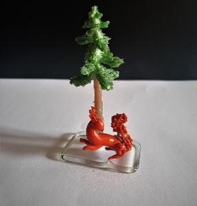Sklenená figúrka veverička pod stromom J. Brychta