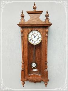 Staré nástěnné mechanické půlové zdobené hodiny   
