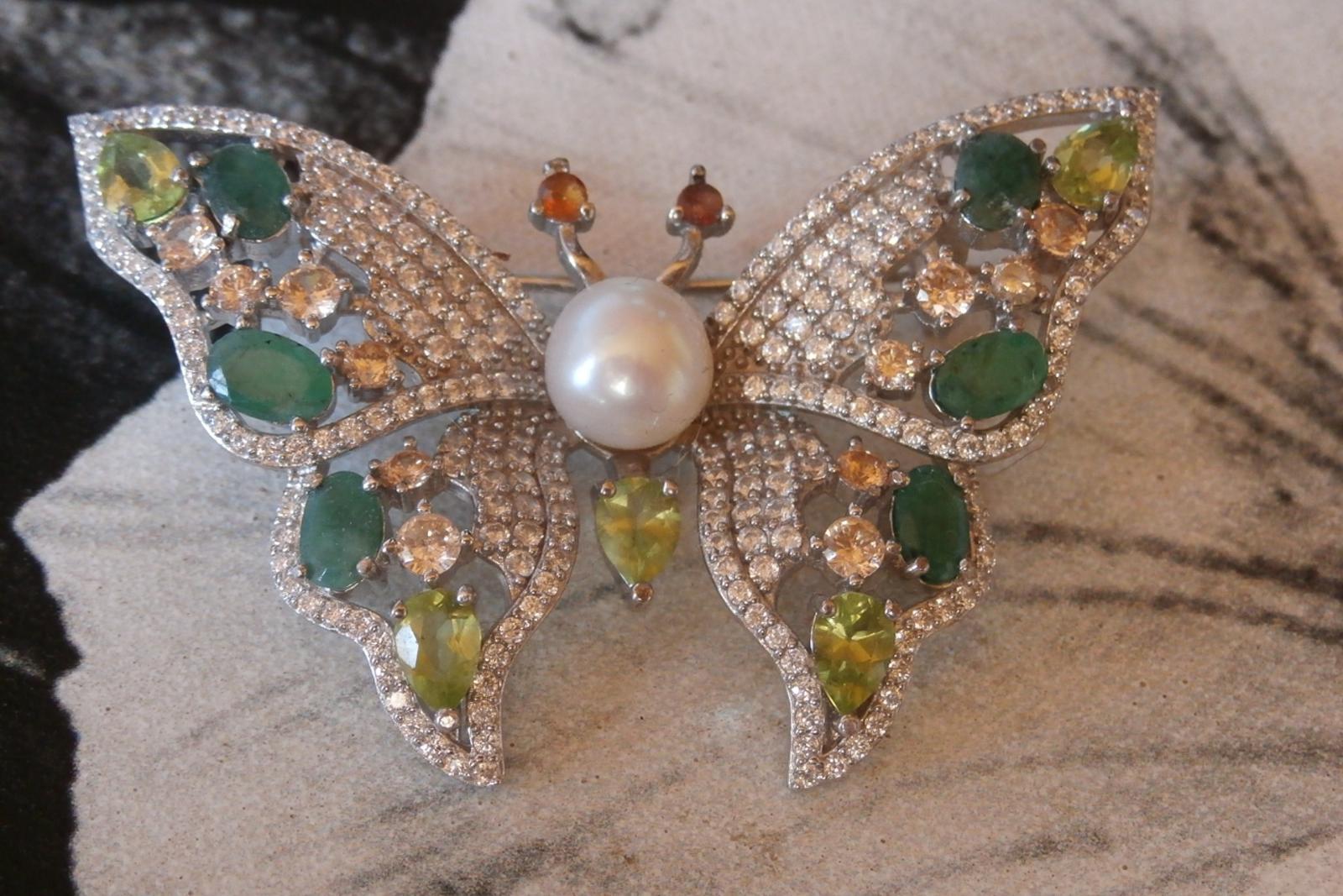 Prepychová brošňa MOTÝĽ s prírodnými smaragdmi, diposidmi, citríny a perlou - Starožitné šperky
