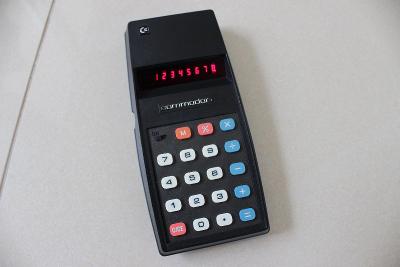 Retro Kalkulacka Commodore 796M z roku 1976 - funkcna