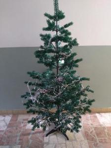 umělý vánoční stromek (velikost cca 210 /150cm - nastavitelná)