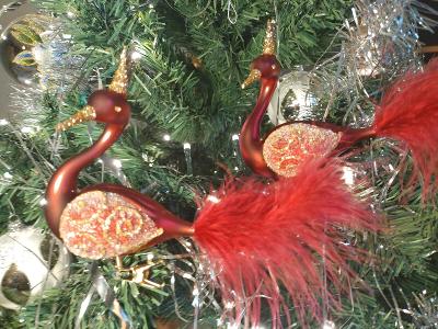 Duo dvou vánočních ozdob - labutě v barvě bordoux