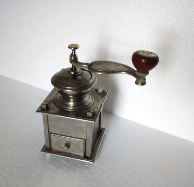 Kovový mlýnek na kávu Art - Deco