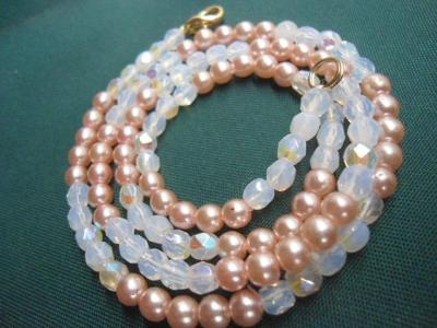 Starožitný drobný náhrdelníček, duhové + perličky