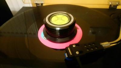 Černé přítlačné závaží CLAMP na LP desky pro gramofony s vodováhou 
