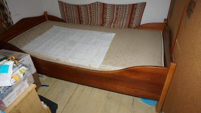 Krásná masivní dřevěná postel 100x200 s roštem