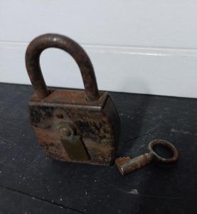 Starý visací zámek s klíčem, funkční