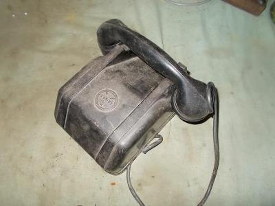 Starý průmyslový telefonní přístroj TESLA ,bakelitová schránka,nález