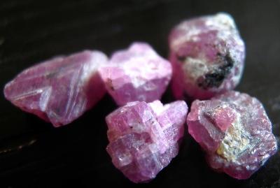 Rubín - Indie - menší přírodní krystaly