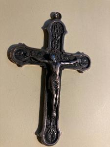Velký masívní stříbrný kříž s nápisy ..hodně starý kus z kláštera 