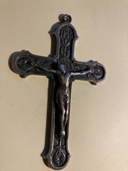 Velký masívní stříbrný kříž s nápisy ..hodně starý kus z kláštera  - Starožitnosti
