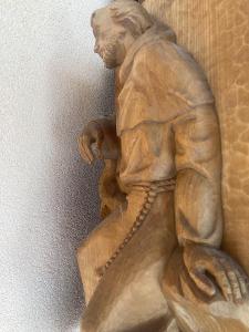 Mnich z kláštera - velká dřevořezba - socha mnicha s růžencem