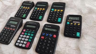 7x malá kalkulačka funkční i nefunkční různé MIX