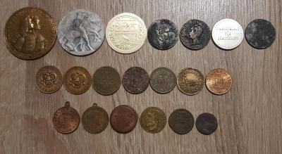 Různé staré žetony a medaile