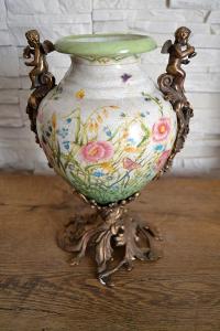 Porcelánová zámecká váza s bronzovými amorky 