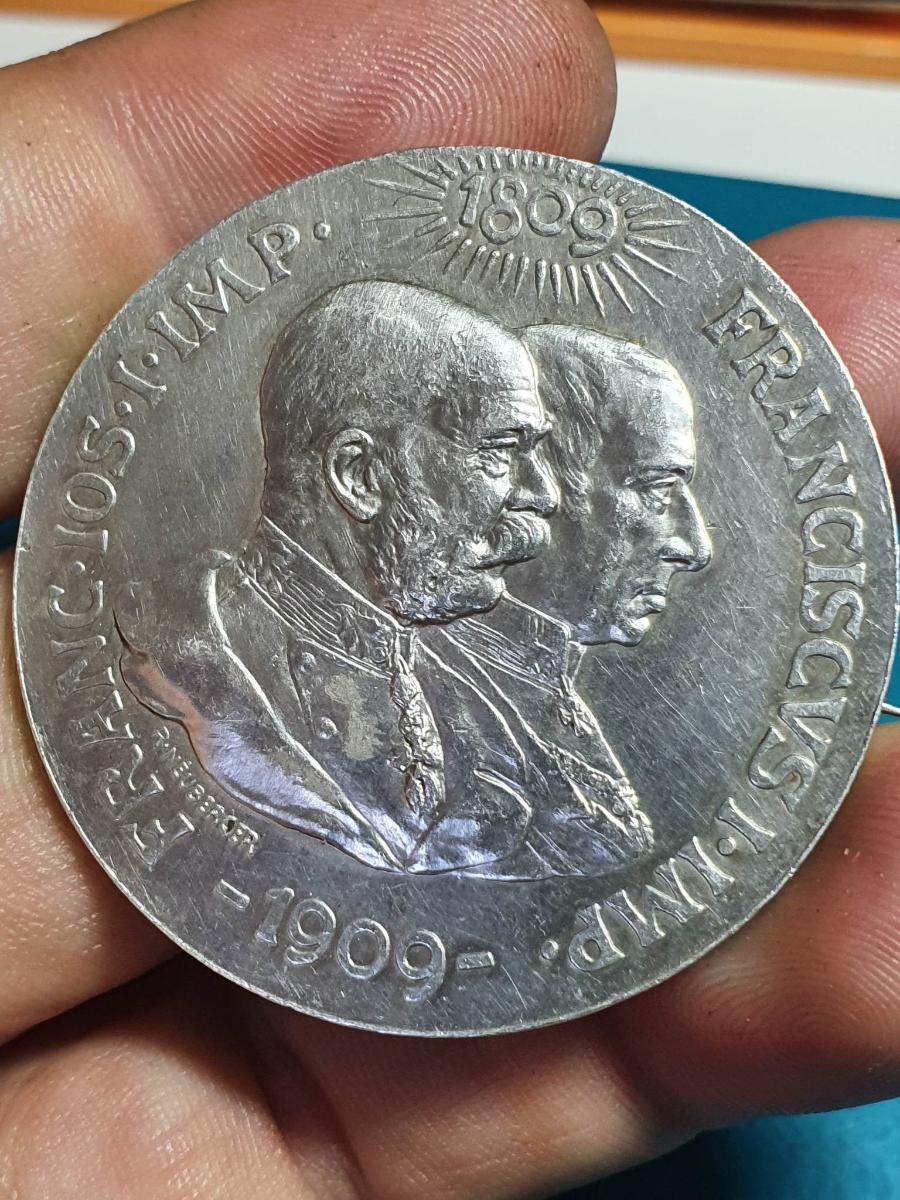 Stříbrná brož z velké medaile FJI. a Ferdinad I. 1909 - Numizmatika