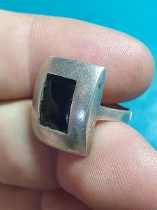 Stříbrný prsten s onyxem 