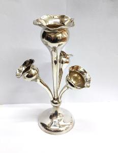 Starožitná stříbrná váza zvaná "epergne"