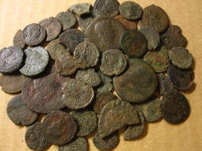 43 ks rímskych mincí a úlomkov