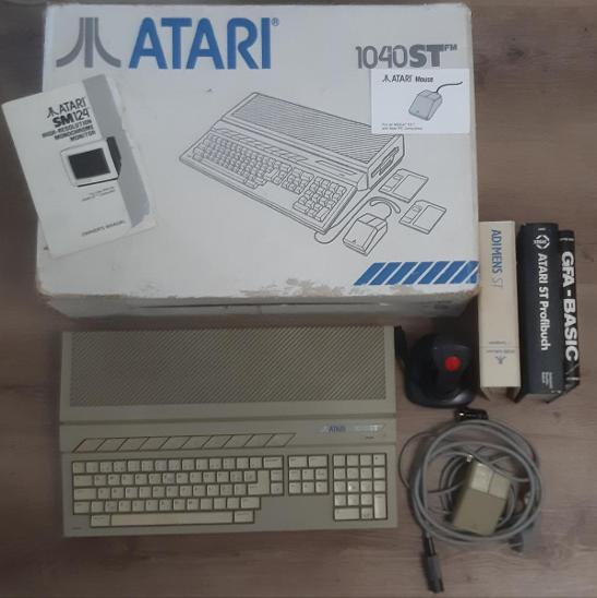 ATARI 1040 FM s krabicí, literaturou, myší a joystickem - Počítače a hry
