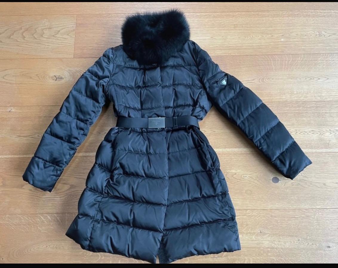 Černý péřový dámský kabát Prada - Dámske oblečenie