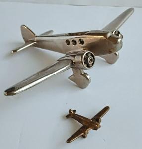 2 X Stará mosazná letadla 17,5 X 14 cm a 4,5 X 4,3 cm krásný stav 