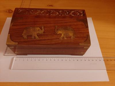 Skříňka z masivního dřeva, s dekorem slona