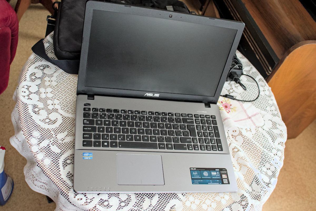 Funkční notebook ASUS X550C s brašnou - Notebooky, príslušenstvo