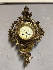 Staré bronzové nástěnné hodiny