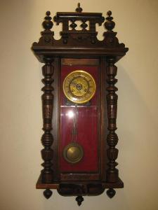 Staré řezbované pendlové hodiny