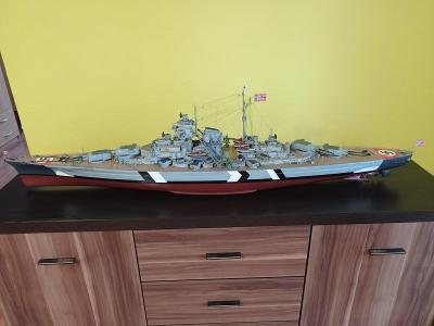 Bismarck 1:200 Amati, plně funkční RC model, ručně sestavený, vitrína