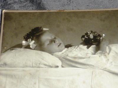 1900 .. Fotografie - kabinetka ..atelier  SMUTEČNÍ  foto rakev dítě