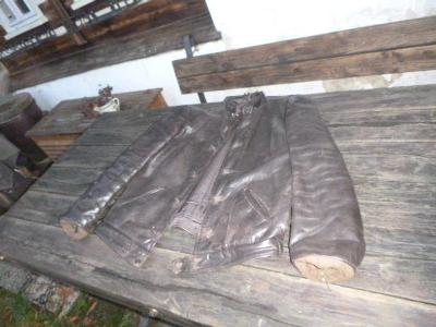Stará kožená bunda k historickému motocyklu