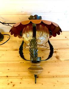 Stará kovaná lampa