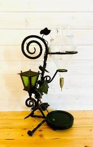 Stará kovaná lampa s nádobou na víno