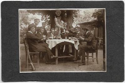 Pivo, karty,  foto ca 1910