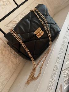 Elegantní černá kabelka se zlatým řetízkem