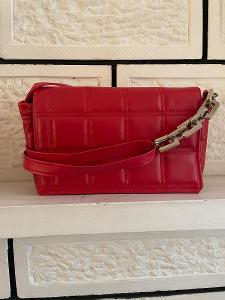 Elegantní červená kabelka se stříbrným řetízkem