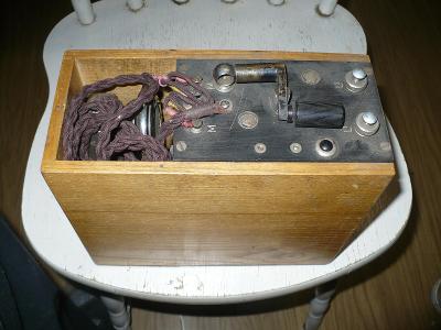 Starožitný dřevěný polní telefon 1 sv.válka v kožené brašně.