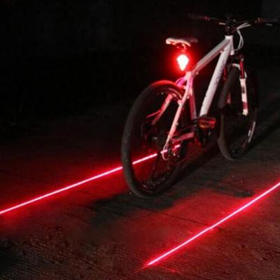 Zadné cyklistické blikacie červené LED svetlo s dvoma lasermi